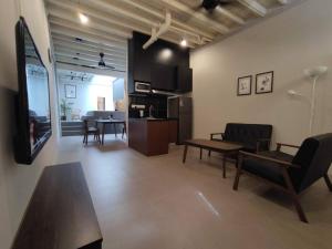 Heritage House 2BR with Dipping Pool in Town walkto Street Art 45