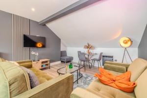 Urban Oasis l Sleek 2-Bedroom with Convenient Free Parking