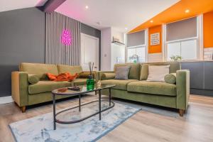 Urban Oasis l Sleek 2-Bedroom with Convenient Free Parking