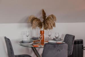 Urban Oasis l Sleek 2-Bedroom with Convenient Free Parking