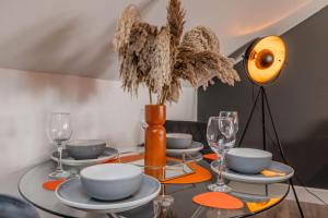 Urban Oasis l Sleek 2-Bedroom with Convenient Free Parking