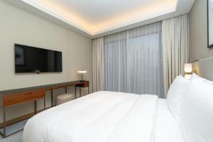 Spacious 3 Bedroom Apartment in Downtown with Burj Khalifa view