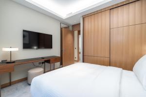 Spacious 3 Bedroom Apartment in Downtown with Burj Khalifa view