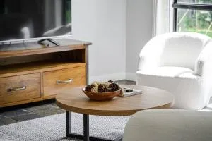 3BR 1B Home w Private Backyard, Shared Game Room - Glen Alice