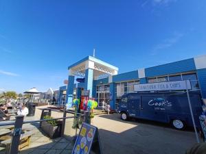 3 Bedroom Caravan - Sleeps 8 Parking Pets Beach