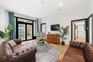 Centrally Located Spacious Three Bedroom Apartment Short Term Rental & Flexible Renting Hackney With Free Wifi