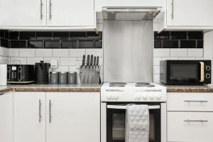 Centrally Located Spacious Three Bedroom Apartment Short Term Rental & Flexible Renting Hackney With Free Wifi