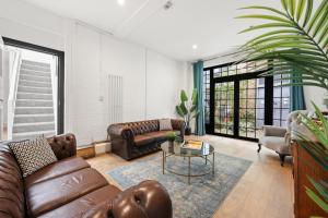 Centrally Located Spacious Three Bedroom Apartment Short Term Rental & Flexible Renting Hackney With Free Wifi