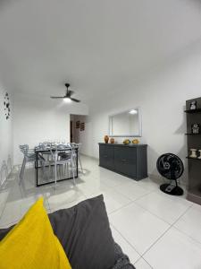 Lindo apartamento Guarujá Pitangueiras -3 Dormitórios 80 metros da praia