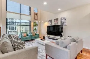 Townhouse - Urban Living with Rooftop Deck! - Irvington