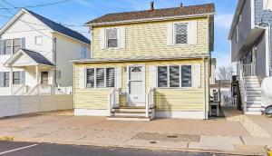 Seaside Getaway! 3 Blocks to Beach with Washer-Dryer