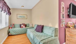 Seaside Getaway! 3 Blocks to Beach with Washer-Dryer