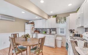 Seaside Getaway! 3 Blocks to Beach with Washer-Dryer