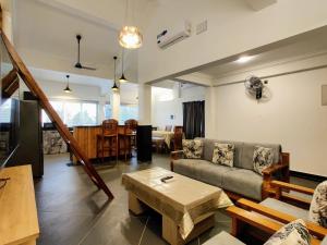 Woodside Retreat Serviced Apartments, 100 meters from baga river