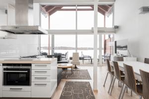 Kelluvat huvilat, Kapteeni, Reposaari