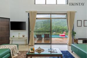 EKOSTAY - Infinity Villa with infinity pool