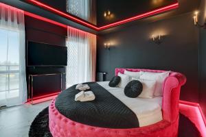 Hollywood Jacuzzi Suite by Downtown Apartments