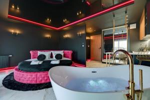 Hollywood Jacuzzi Suite by Downtown Apartments