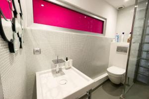 Cosy appartement, moderne, fuchsia, industriel