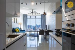 Seaview 2BR Infinity Pool & EasyAccess to Town 191