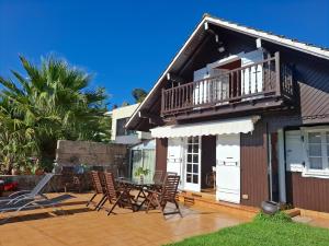 Casa de madera sobre el mar