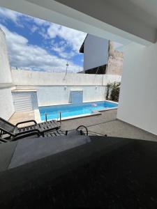 Casa com piscina, 700M da praia