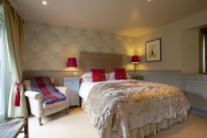 Starkrimson Luxury Garden Room - Pet Friendly room in Pear Tree Inn Whitley