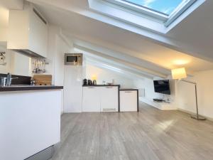 Tony Allard By Winsome Destination 4B