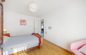 Maisons de vacances 4 Bedroom Amazing Home In Sanilhac : photos des chambres