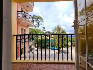 Cozy 2BR with Balcony in Mines View Park by Peniels Getaway