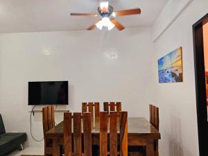 Cozy 2BR with Balcony in Mines View Park by Peniels Getaway