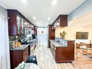 Cozy 2BR Getaway with Pool, Close to SoFi - MKMD1