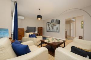 Beautiful Apartment for 6 people with Balcony and Parking in Warsaw by Noclegi Renters