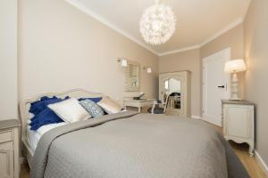 Beautiful Apartment for 6 people with Balcony and Parking in Warsaw by Noclegi Renters