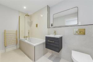 Prime Location 4-Bed Home in Croydon with Parking
