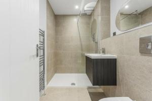Prime Location 4-Bed Home in Croydon with Parking