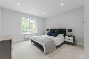 Prime Location 4-Bed Home in Croydon with Parking