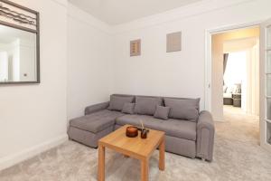 Beautiful 3 Bedroom Flat In Scott Ellis Gardens