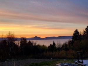 Moceanset Getaways - Luxurious, Ocean, Mountain And Sunset Views "Camping Experience"