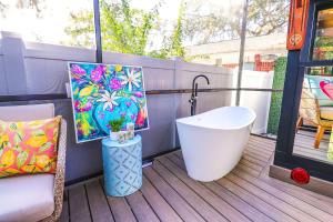 FunTropicalTinyHomeGolfCartLake