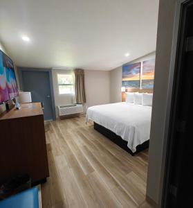 King Room - Non-Smoking room in Days Inn by Wyndham Ocala North
