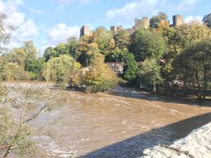 Bell Cottage by Ludlow Castle with onsite parking