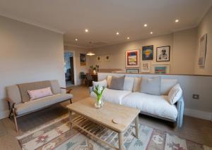 Light filled Apartment - newly renovated