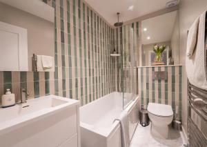 Light filled Apartment - newly renovated