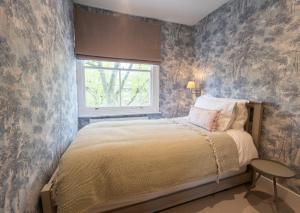 Light filled Apartment - newly renovated