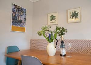 Light filled Apartment - newly renovated