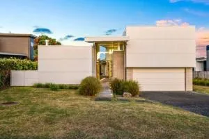 Architectural masterpiece, private beach access - Snells Beach