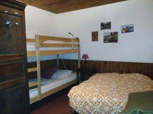 Auberges de jeunesse Le gite du loir a velo, gite d'etape, backpacker : Chambre Quadruple avec Salle de Bains Commune