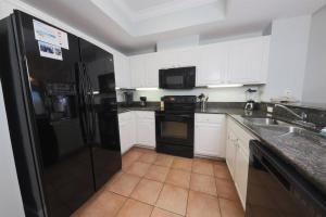 2 Bedroom Condo at Crystal Tower with 2 Outdoor Pools, Lazy River, Heated Indoor Pool, Beach Access