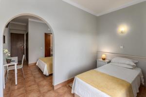 Standard Triple Room room in Guest House Oliveira